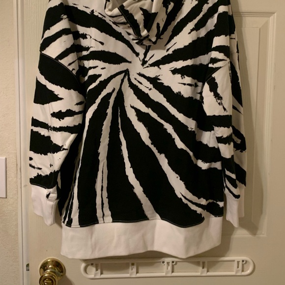 Fabletics funky black & white hooded sweatshirt. Super comfortable, size M. - Picture 3 of 6
